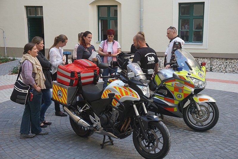 Újraélesztés Világnapja 2017 a Pannon Kincstárban. Remek hangulat, szuper mentősök, és mentőmotorok.