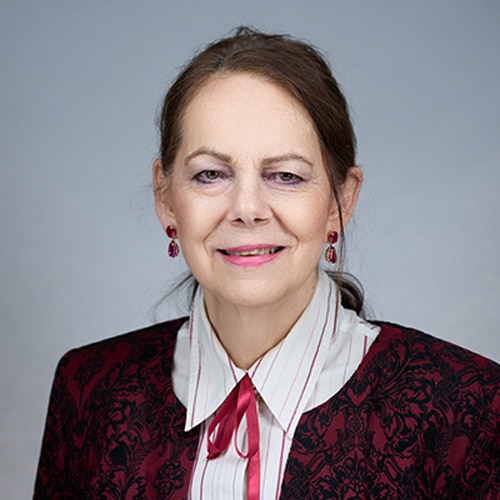 dr. Felsővályi Kinga dr. Bártfayné dr. Felsővályi Kinga, szakgyógyszerész, jogász, a Pannon Kincstár oktatója, egészségügyi képzéseken oktat