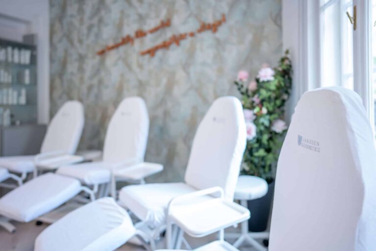Betekintés a Janssen Cosmetics szalonba. Kozmetikus-technikus képzés, együttműködésben a Janssen Cosmetics Akadémiával, Pannon Kincstár