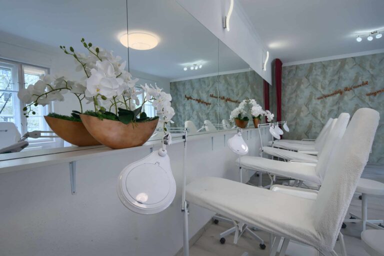 Betekintés a Janssen Cosmetics szalonba. Kozmetikus-technikus képzés, együttműködésben a Janssen Cosmetics Akadémiával, Pannon Kincstár