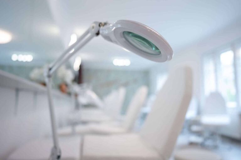 Kozmetikus technikus képzés a Janssen Cosmetics Akadémiával, a képzés szakmai gyakorlatának lebonyolítójával. Modern gyakorlati környezet.