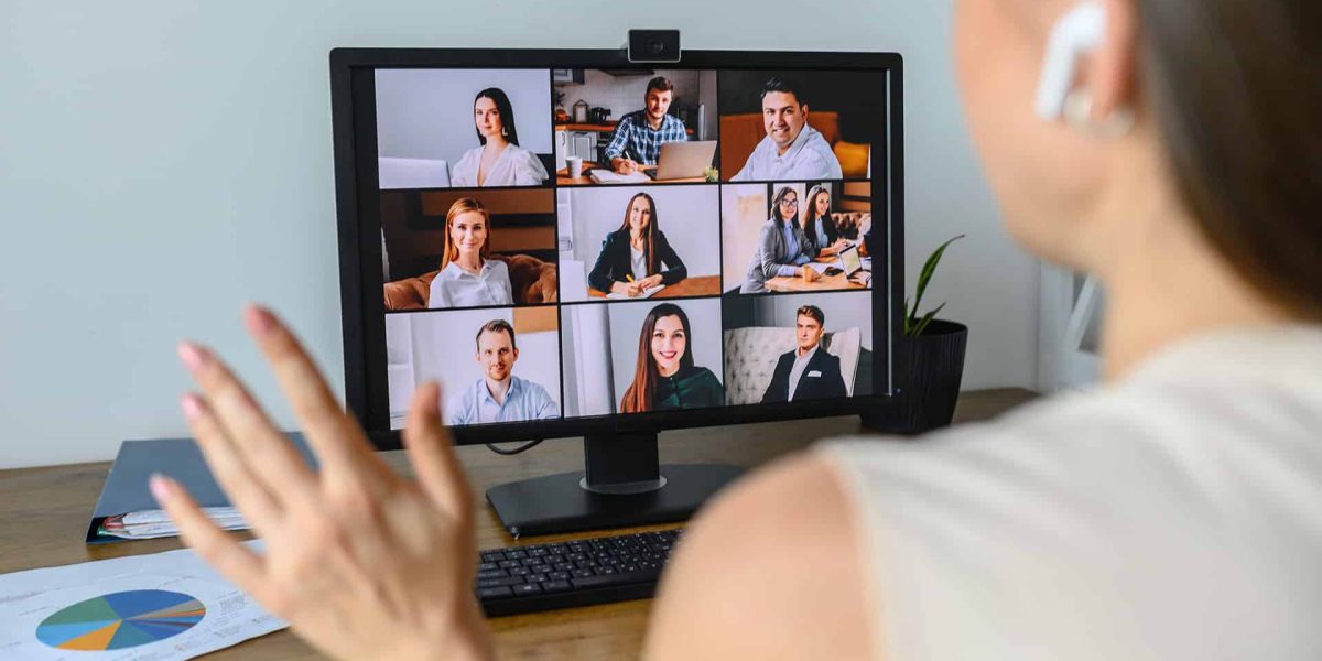 Egy barna hajú lány konferenciabeszélgetésben van több társával, videóhívásban. Pannon Kincstár