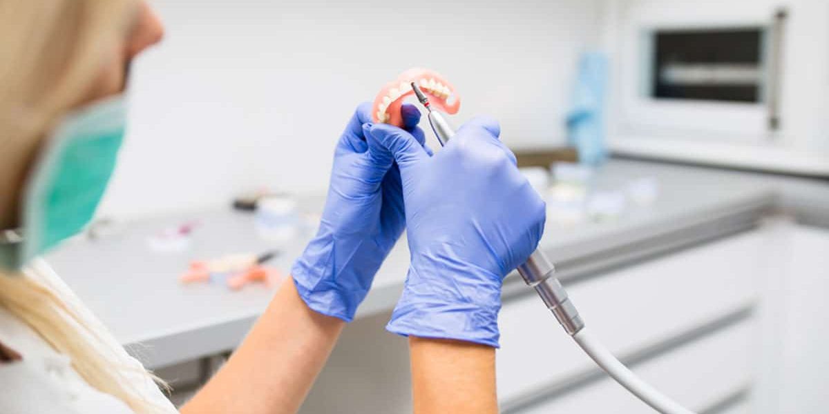 Tanulható fogtechnikus szakma a Pannon Kincstár keretében. Megbízható partnerré kell válnunk a fogorvos és páciens számára is! Fogorvos, ahogy gyakorol műfogsoron.