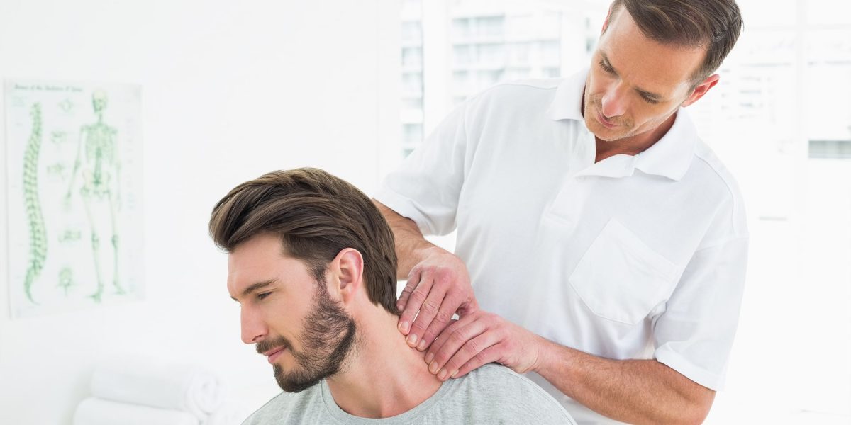 Gyógymasszőr férfi masszírozza kliense nyakát. Pannon Kincstár