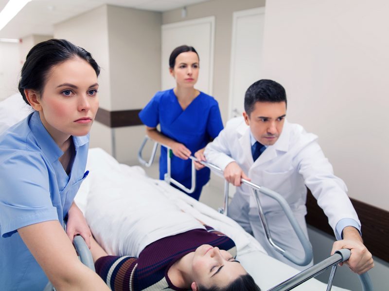 Sürgősségi szakápoló képzés a Pannon Kincstárban. Sürgősségi szakápoló betegágyon fekvő pácienst tol kórházi környezetben.